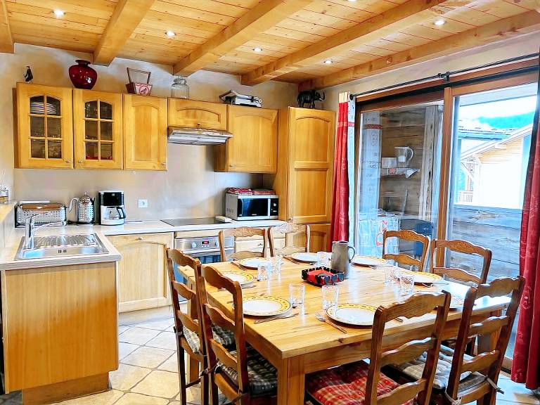 Duplex Near Les Gets Perrières Slopes with Balcony and Parking — photo 2
