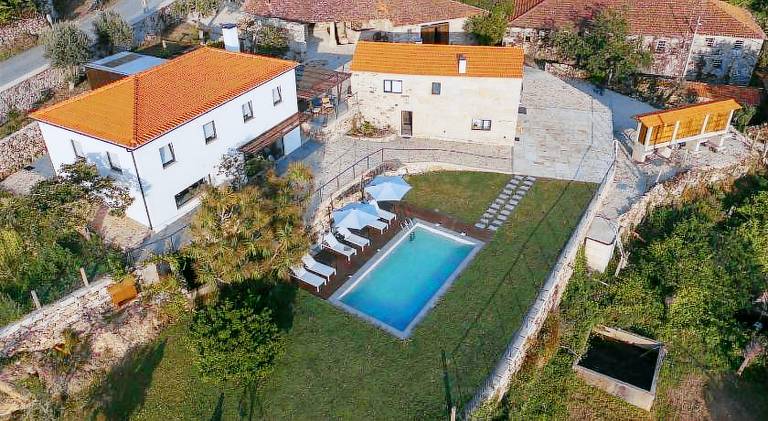 Villa with private pool, patio & barbecue | Perfect for remote work | Dogs allowed in Viseu