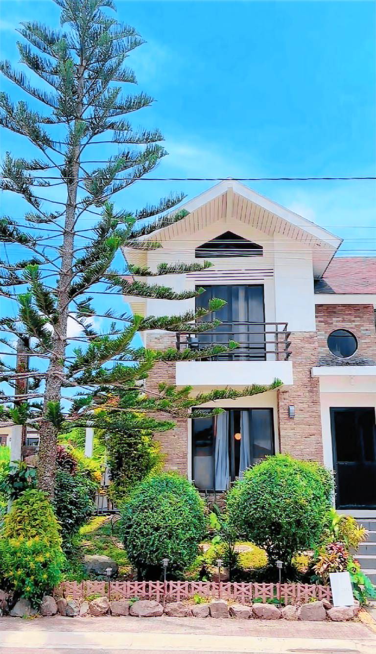 Pleasant vacation home with terrace, barbeque & yard | Suitable for remote work | Pet-friendly in Tagaytay