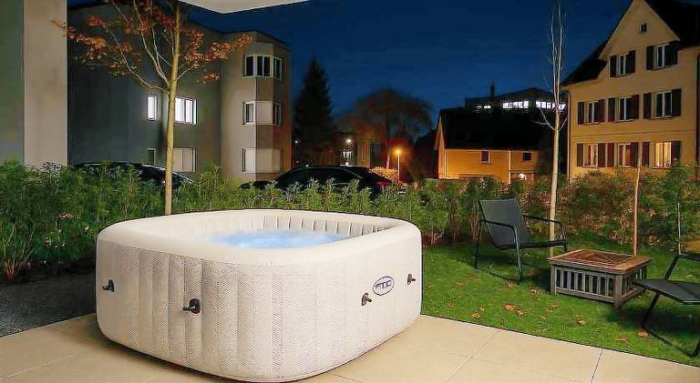 Holiday apartment with hot tub in Opfikon