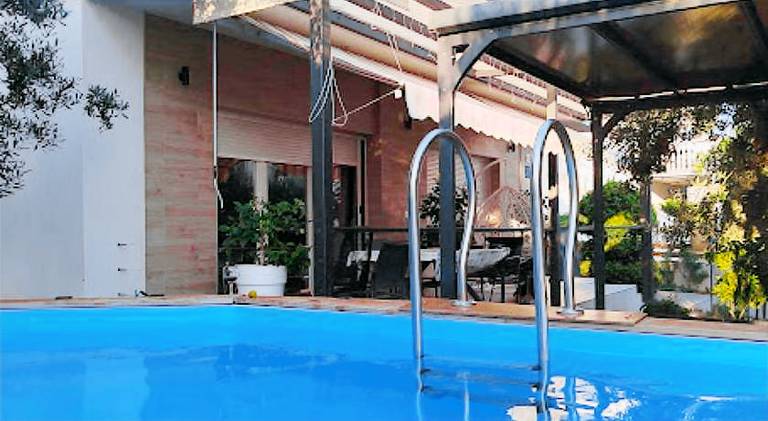 Villa with pool — photo 4