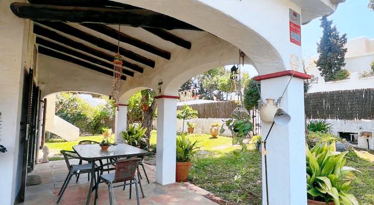 Vacation home with terrace, heated pool & garden — photo 3