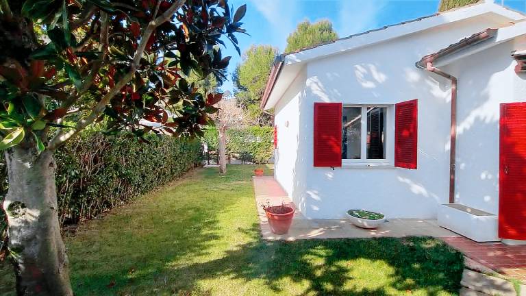 Villa with yard & barbeque — photo 3