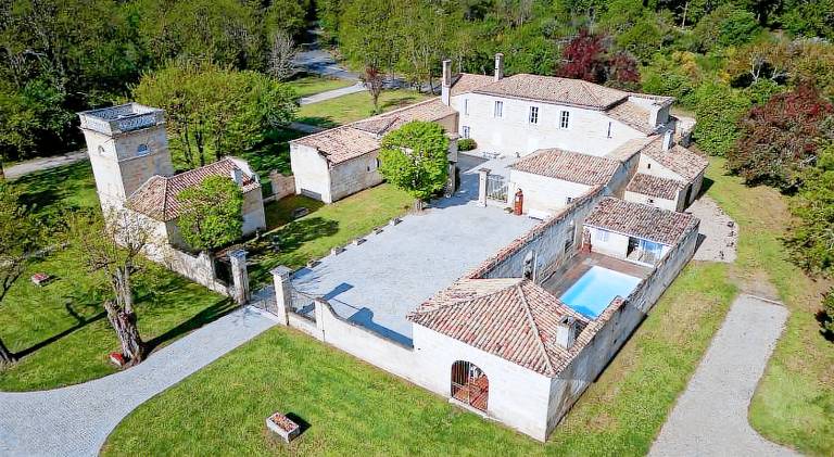 Vacation home with yard, pool & terrace in Libourne