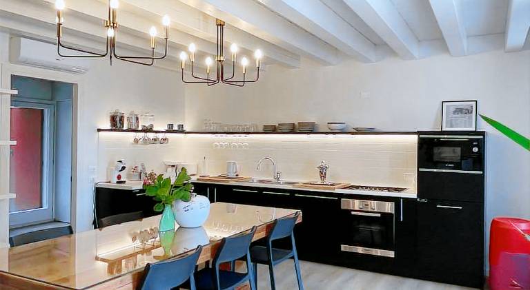 Serviced apartment with garden & patio — photo 3