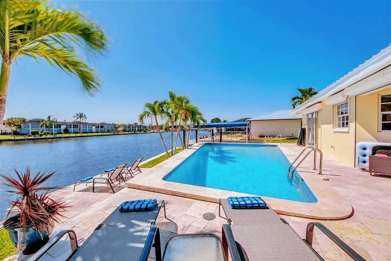 Children-friendly vacation home with private pool & barbeque | Water view | Pets are welcome — photo 5
