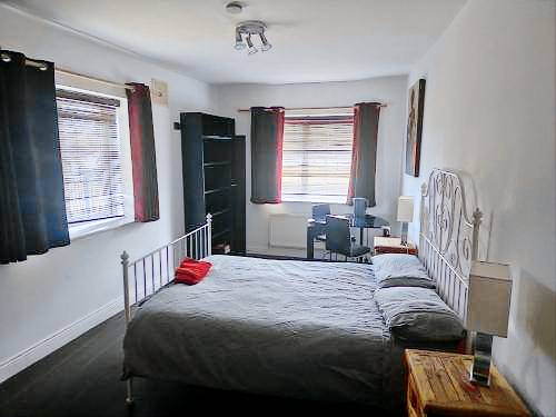 Comfortable room beside Luas line 1