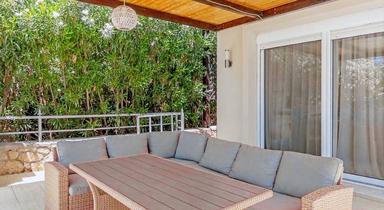 Villa with patio, BBQ & yard — photo 5