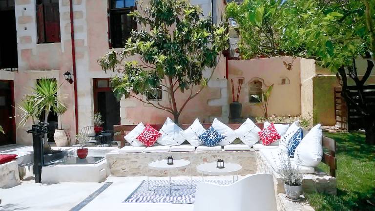 Exceptional villa with pool in the old town center — photo 3