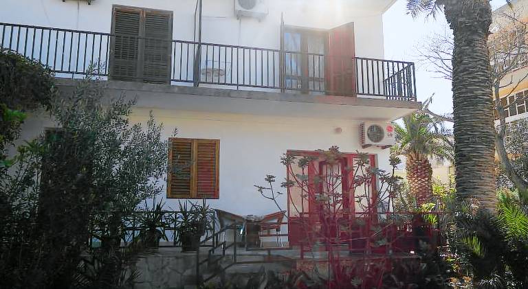 Wonderful apartment with yard, terrace & barbeque | Close to the beach | Pet-friendly in Brela