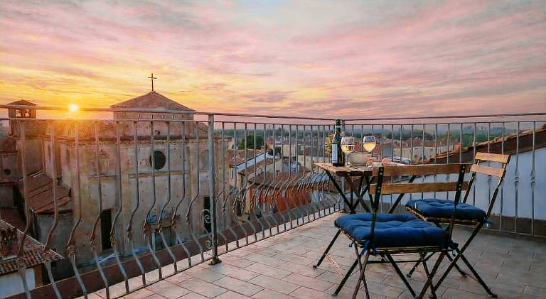 Attico elegante con terrazza panoramica, in centro in Piacenza