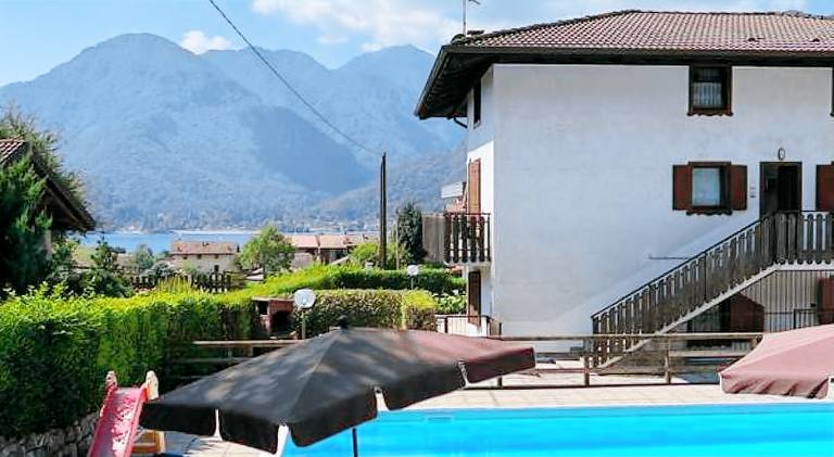 Apartment with pool — photo 4