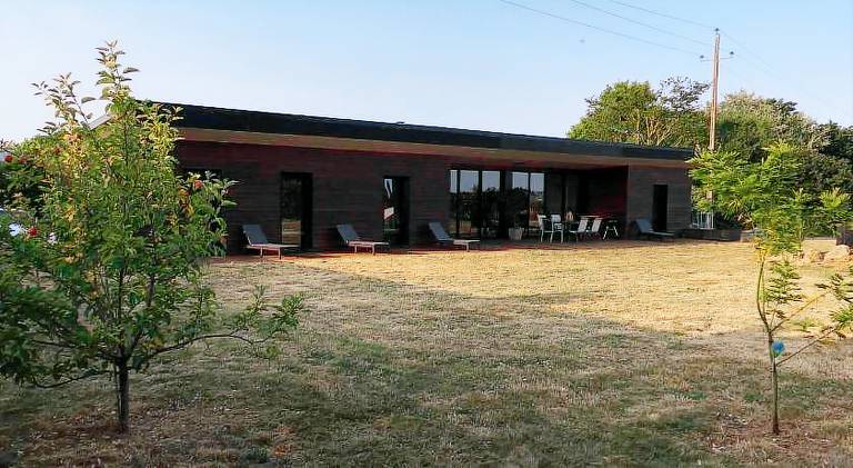 Villa with 6 rooms for 12 persons in Morlaix