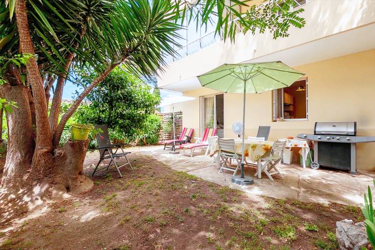 Family-friendly nice holiday apartment with BBQ, garden & fast internet | Garden view | Next to the beach | Pets are welcome — photo 2