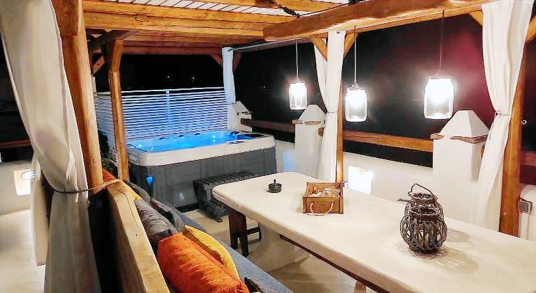 Villa with jacuzzi — photo 2