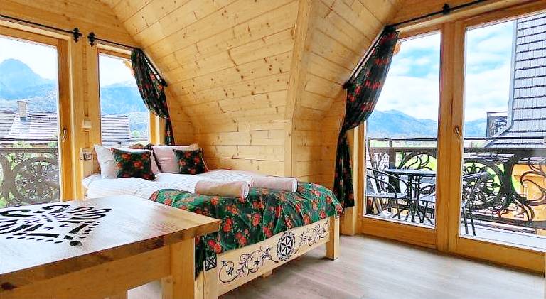 Chalet with patio, hot tub & sauna | Pet-friendly — photo 2