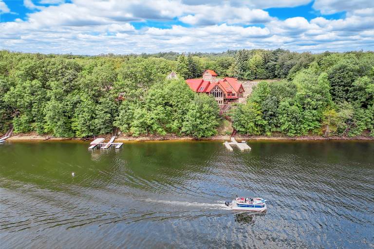 Close to Wisp Huge Stunning Iconic Lake House