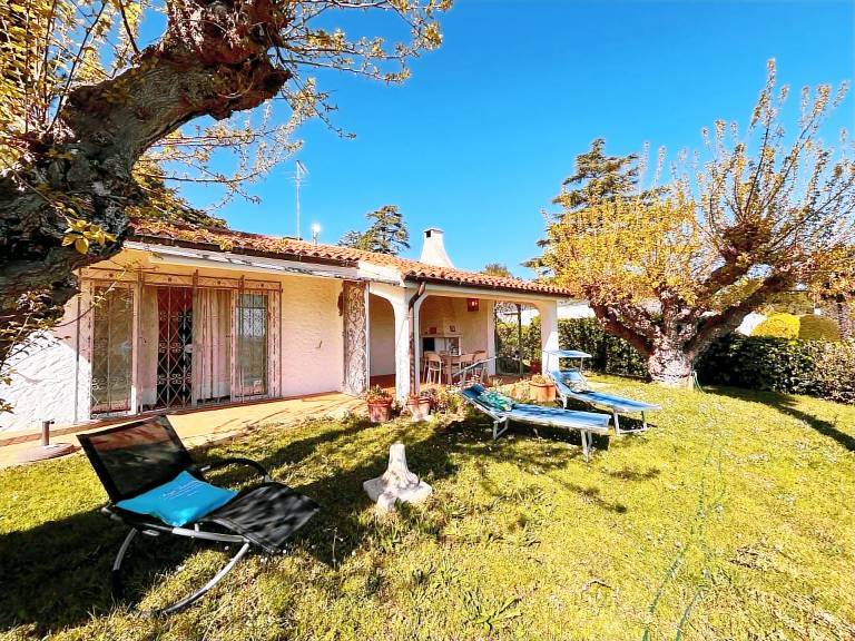 Villa with yard | Nature view — photo 2