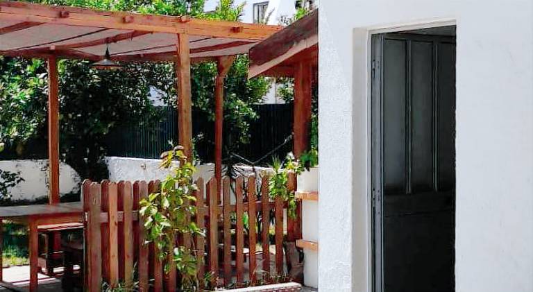 Rental apartment with yard, patio & private pool — photo 5