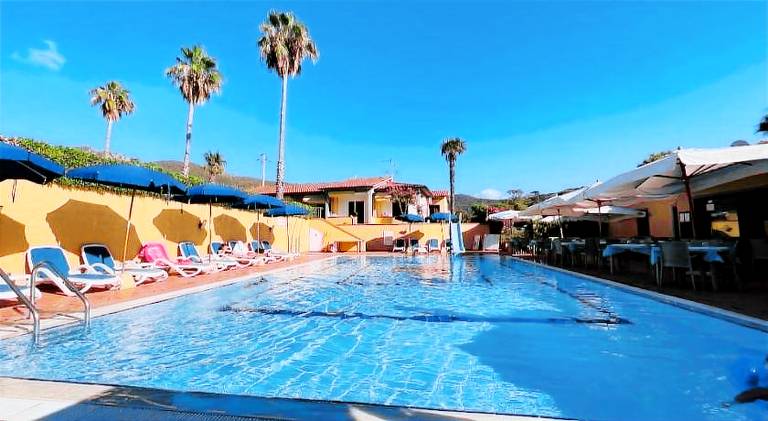Holiday apartment with yard & pool — photo 2