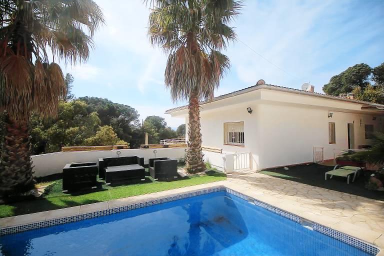 Fully equipped villa with garden, BBQ & private pool | Garden view | Pets allowed — photo 5