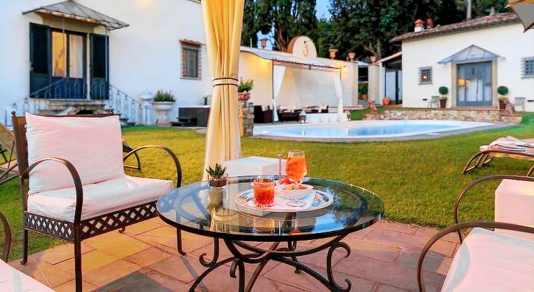 Villa with pool — photo 4