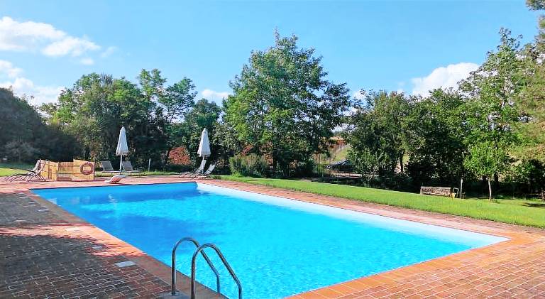 Apartment with pool — photo 3