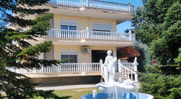 Villa with yard, barbeque & terrace in Katerini