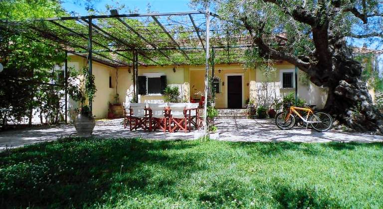Villa with barbeque, patio & yard in Zakynthos