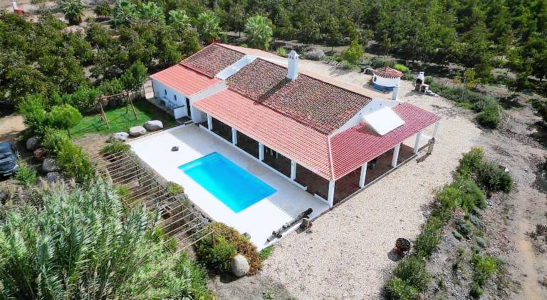 House with yard, pool & patio — photo 5