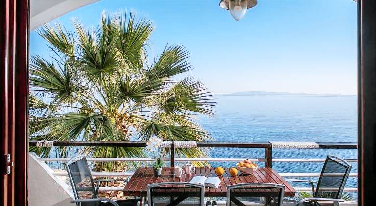 Exclusive Seaside Retreat with Shared Pool & Private Beach Access — photo 4