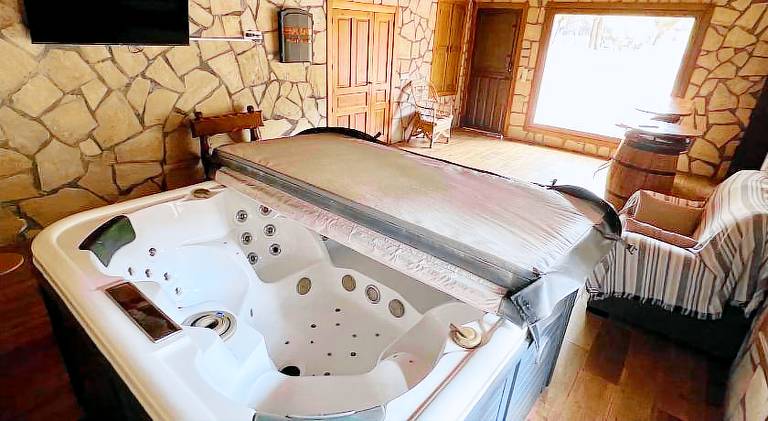 House with hot tub — photo 3