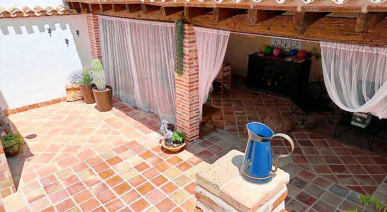 House with hot tub, yard & patio — photo 5