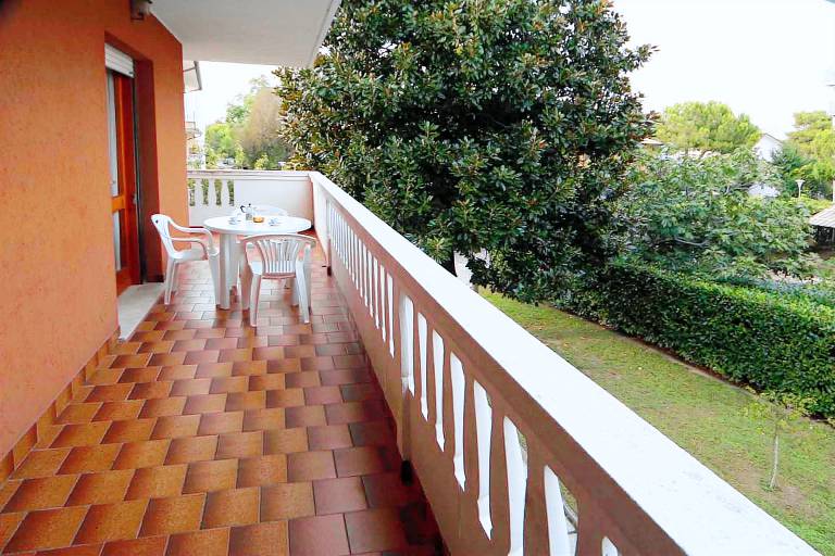 Holiday apartment with terrace & garden — photo 2