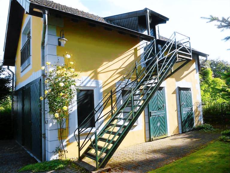 Holiday apartment with yard — photo 3