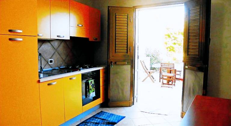 Holiday apartment with barbecue & yard — photo 3