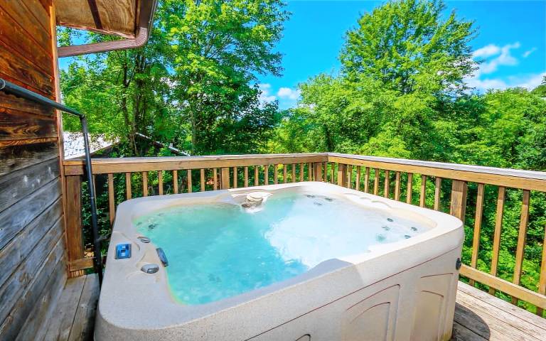 TN Bear Den - Cozy vibes and a hot tub! — photo 3