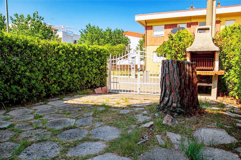 Family-friendly wonderful vacation home with barbeque & yard | Close to the beach | Pets allowed — photo 5