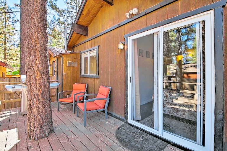 Cozy Cabin w/ Deck & Fireplace in Big Bear! — photo 3