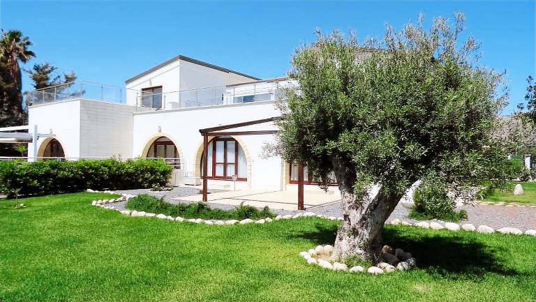 Holiday apartment with patio — photo 2