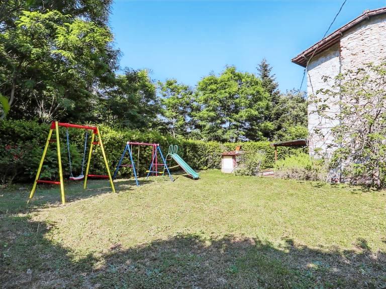 Vacation home with patio, grill & garden — photo 4