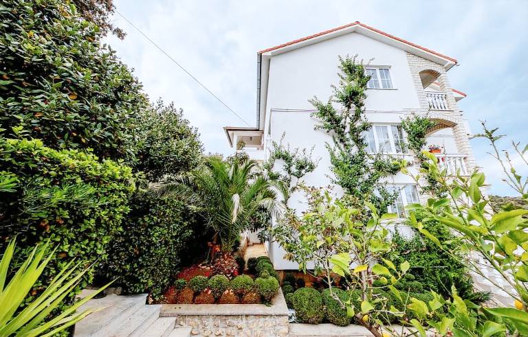 Holiday apartment with fast internet, barbecue & yard | Sea view in Rab