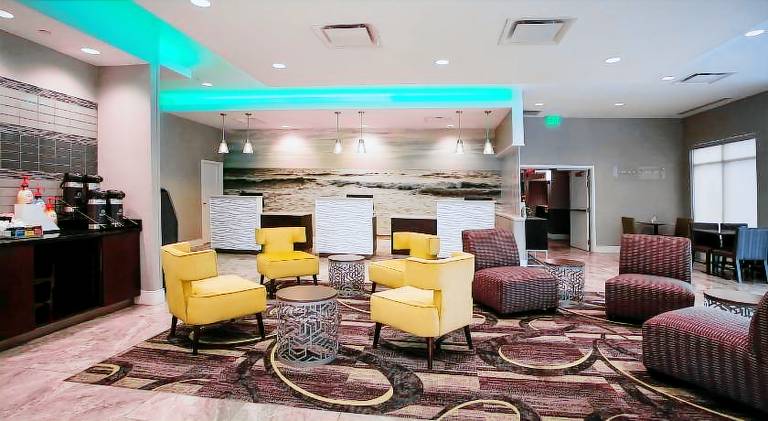 La Quinta Inn & Suites by Wyndham Virginia Beach — photo 3