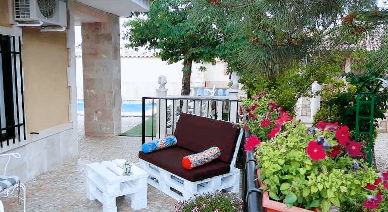 Vacation home with pool — photo 4