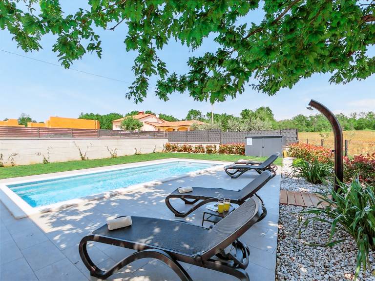 House with patio, BBQ & private pool — photo 3