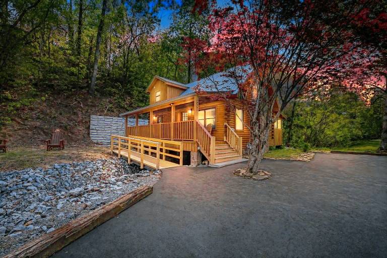 Creekfront Near Parkway Hot Tub Walk to Pool 2 King Suites Pet Friendly — photo 2