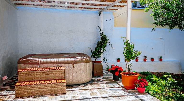 House with terrace, jacuzzi & garden — photo 3