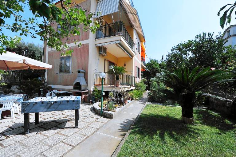 Vacation home with yard & terrace — photo 5