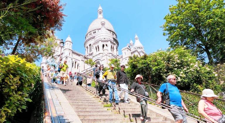 In front of The Sacre Cœur - 2 bedrooms with elevator in Paris