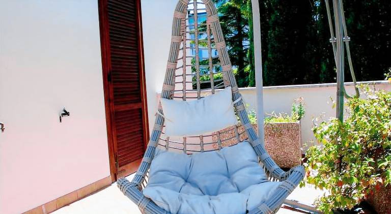 Vacation home with terrace, barbeque & yard — photo 4